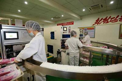 金正恩視察衛生用品工廠 強調質量與設計同步提升，滿足國際標準
